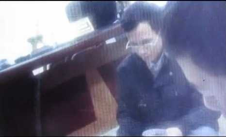 4 cán bộ, chiến sỹ công an đánh bài tại phòng làm việc Công an phường Trần Phú (TP.Hải Dương) - Ảnh cắt từ clip 