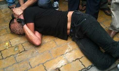 Tên trộm bị khống chế ngay sau khi giở trò trộm cắp (ảnh minh họa)