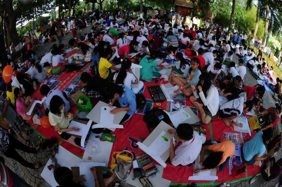 Hội thi kết hoa trên áo dài và biểu diễn áo dài hoa cho các nhà tạo mẫu hoa Việt Nam và quốc tế