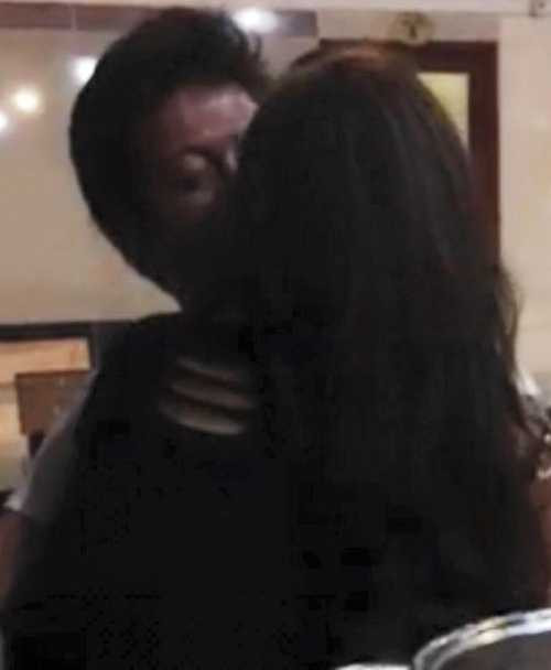 Mỗi lần chụp ảnh với Trường Giang, Quế Vân luôn giấu mặt. Mỗi lần chụp ảnh với Trường Giang, Quế Vân luôn giấu mặt.