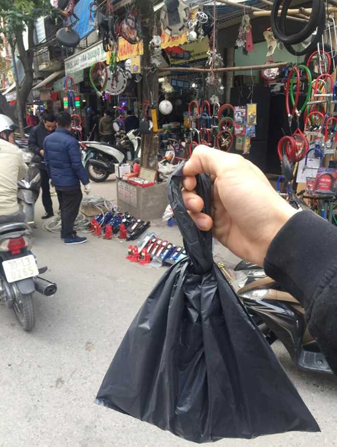 Chủ chiếc Ford Ranger chia sẻ thông tin mua được logo ở chợ Trời. Ảnh: Otofun.