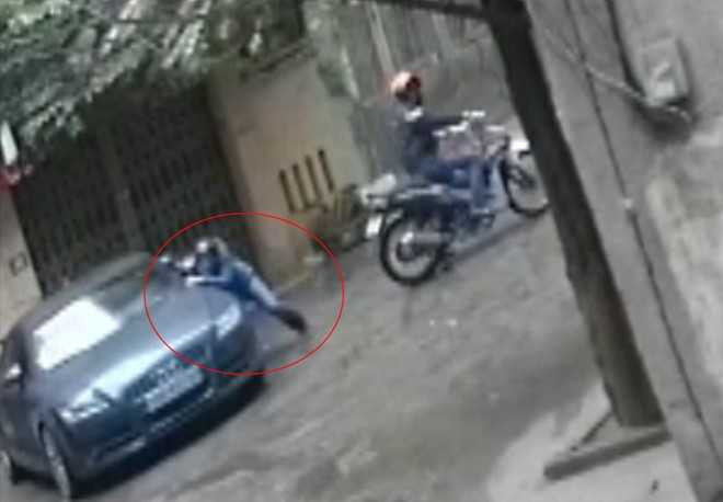 Chiếc Audi TT mark 2 bị trộm vặt gương. Ảnh: Chụp từ clip.