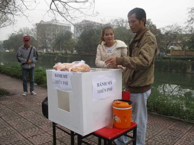 Thùng bánh mỳ miễn phí ở thành phố Huế.