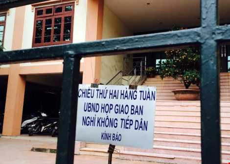 UBND phường Ô chợ Dừa (quận Đống Đa), nơi vừa bị báo cáo kiểm tra công vụ đột xuất của Sở Nội vụ “bêu tên”, treo biển miễn tiếp dân ngày làm việc đầu xuân Bính Thân.