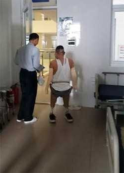 Đến nay, chiến sĩ Dương đã có thể tự đi một mình bằng chân giả.