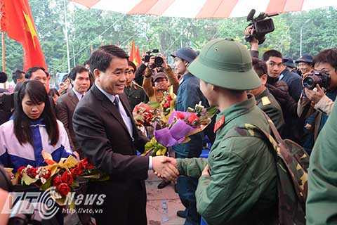 Đồng chí Nguyễn Đức Chung, Ủy viên Trung ương Đảng, Chủ tịch UBND TP Hà Nội đã đến trò chuyện, thăm hỏi, động viên các tân binh phấn khởi lên đường nhập ngũ. Trò chuyện với các tân binh, Chủ tịch UBND TP Nguyễn Đức Chung nhấn mạnh, được phục vụ trong lực lượng Quân đội nhân dân Việt Nam anh hùng là vinh dự lớn lao. Chủ tịch UBND TP mong muốn các tân binh tập trung rèn luyện, học tập để sớm trưởng thành, quay về xây dựng địa phương.