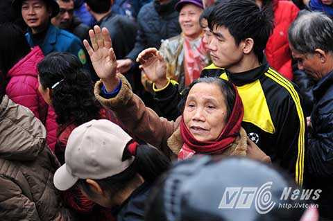 Người bà xúc động vẫy tay tiễn cháu lên đường đi làm nhiệm vụ bảo vệ Tổ quốc