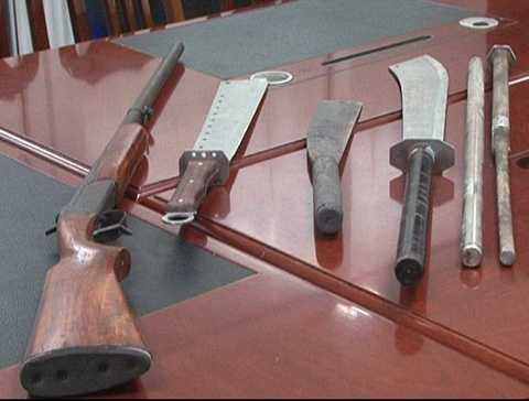 Hung khí các đối tượng sử dụng gây án do cơ quan Công an thu giữ Hung khí các đối tượng sử dụng gây án do cơ quan Công an thu giữ