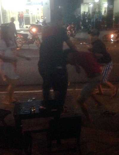 Một thanh niên trong nhóm hung thủ bị khống chế. Ảnh: N.X