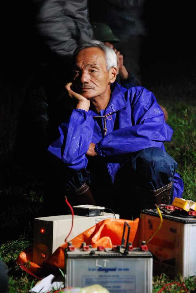 Phút trầm tư của ông Lê Văn Chất trong lúc chờ giờ đẹp để động thổ, đào mộ.