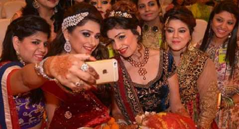 Các cô gái chưa có gia đình ở làng Suray, Ấn Độ sẽ không được chụp ảnh selfie như thế này nữa Các cô gái chưa có gia đình ở làng Suray, Ấn Độ sẽ không được chụp ảnh selfie như thế này nữa