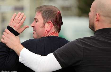 Một người tham gia lễ hội tranh bóng truyền thống ở Anh