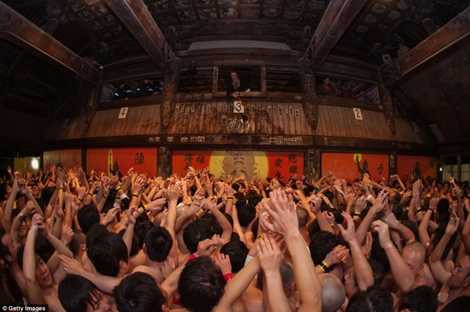 Lễ hội này hình thành từ hơn 500 năm trước, khi những tín đồ đạo Shinto cạnh tranh để nhận được các bùa giấy từ thầy tu