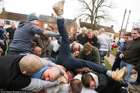 Hàng trăm người đàn ông khỏe mạnh lao vào tranh nhau trái bóng