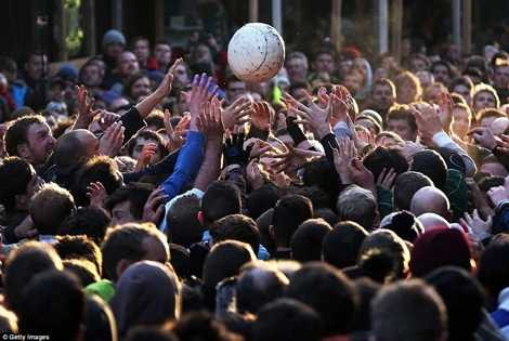 Mục tiêu của lễ hội là những quả bóng