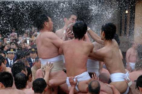 Lễ hội Tamaseseri của Nhật Bản cũng có nội dung tranh bóng