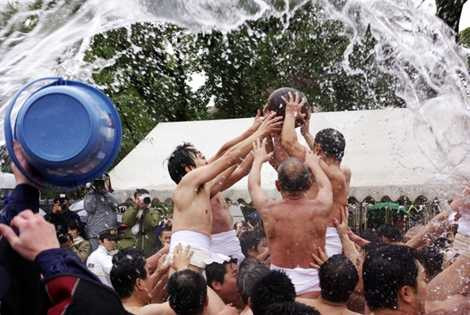 Những người đàn ông tham gia lễ hội này chỉ mang khố trên người