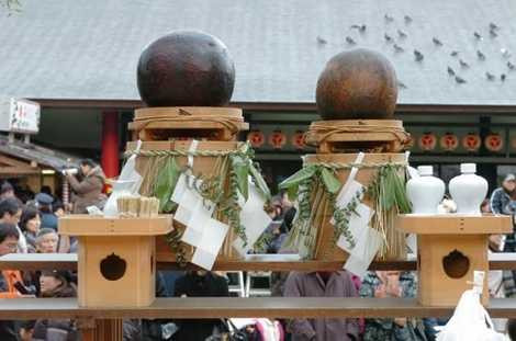 2 quả bóng được đại diện cho Dương và Âm trong lễ hội