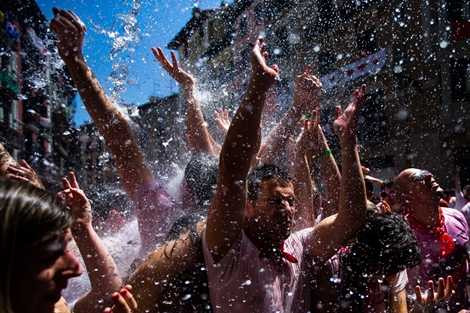 Những người tham gia phải tìm cách chạy thoát khỏi đàn bò hung hãn