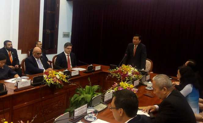 Bí thư Thành ủy TP.HCM Đinh La Thăng tiếp cộng đồng ngoại giao tại TP.HCM - Ảnh: Trung Hiếu