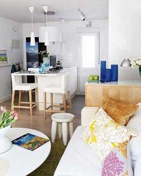 Ở khu vực phòng bếp và bàn ăn có sự bố trí cực kỳ thông minh khi chúng nằm gọn chỉ trong một hệ thống bàn bếp nhỏ gọn ở ngay lối ra vào, điều này giúp tiết kiệm diện tích không nhỏ của căn hộ.