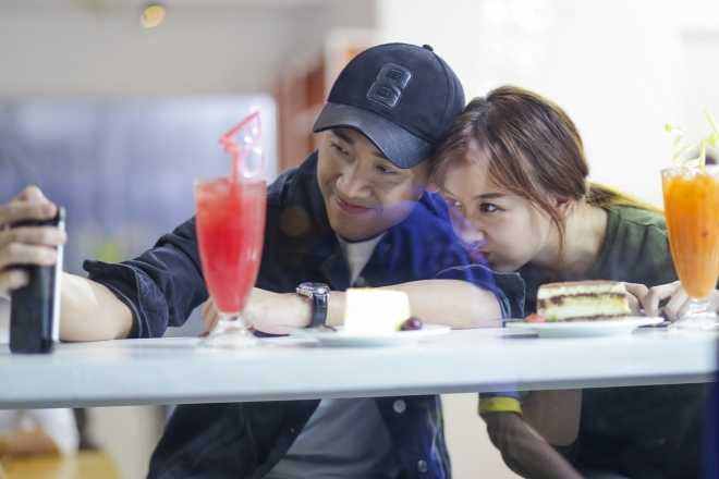 Nếu đây là tình yêu thực sự, thì công chúng cũng không có quyền lên án. Tuy nhiên tình cờ, sự việc được phát hiện trước khi phim của hai người sắp ra mắt khiến nhiều người càng thêm nghi ngờ 