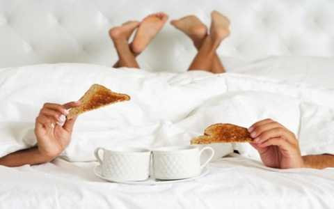 Ăn thực phẩm cay hay uống quá nhiều trước khi xung trận sẽ gây ra một số tác hại cho sức khỏe. Ảnh minh họa