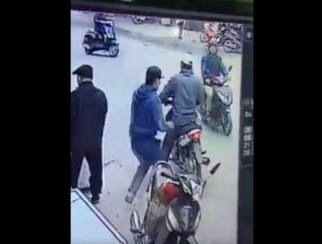 Gã đàn ông vào hỏi mua điện thoại rồi cầm luôn 2 chiếc Iphone chạy mất (Ảnh cắt từ clip)