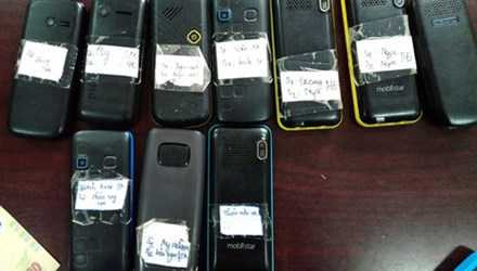 Những chiếc điện thoại dán tên của gái bán dâm