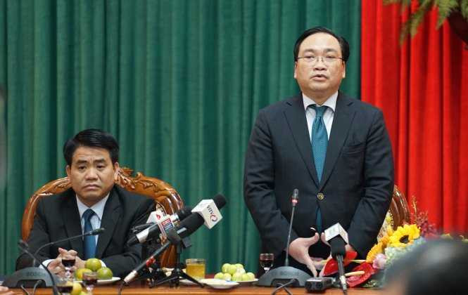 Bí thư Thành ủy Hà Nội Hoàng Trung Hải (đứng) trong buổi làm việc với huyện Ba Vì sáng 23-2 - Ảnh: Xuân Long