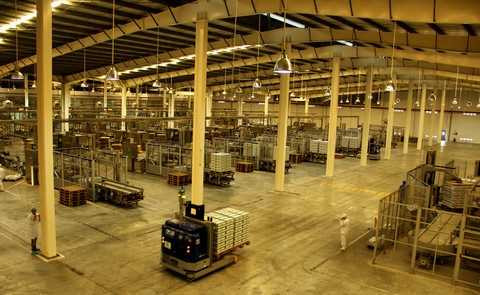 Các robot LGV vận hành tự động sẽ chuyển pallet thành phẩm đến khu vực kho thông minh của Nhà máy sữa Vinamilk. Ngoài ra, LGV còn vận chuyển các cuộn bao bì và vật liệu bao gói đến các máy một cách tự động. Hệ thống robot LGV có thể tự sạc pin mà không cần sự can thiệp của con người. Các robot LGV vận hành tự động sẽ chuyển pallet thành phẩm đến khu vực kho thông minh của Nhà máy sữa Vinamilk. Ngoài ra, LGV còn vận chuyển các cuộn bao bì và vật liệu bao gói đến các máy một cách tự động. Hệ thống robot LGV có thể tự sạc pin mà không cần sự can thiệp của con người.