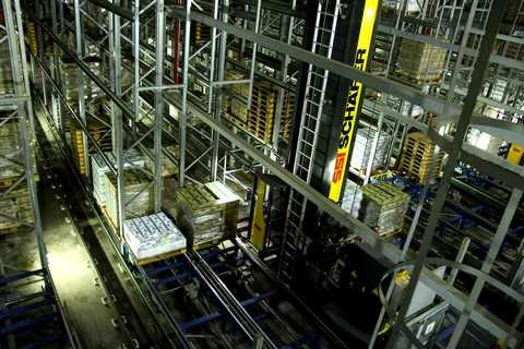 Nhà máy sữa Việt Nam của Vinamilk có hệ thống kho thông minh đầu tiên và lớn nhất tại Việt Nam. Kho có diện tích 6 ha và 20 ngõ xuất nhập, có chiều dài 105 m, cao 35 m, gồm 17 tầng giá đỡ, với sức chứa là 27.168 pallet tương đương với 1.630.000 thùng sữa Nhà máy sữa Việt Nam của Vinamilk có hệ thống kho thông minh đầu tiên và lớn nhất tại Việt Nam. Kho có diện tích 6 ha và 20 ngõ xuất nhập, có chiều dài 105 m, cao 35 m, gồm 17 tầng giá đỡ, với sức chứa là 27.168 pallet tương đương với 1.630.000 thùng sữa