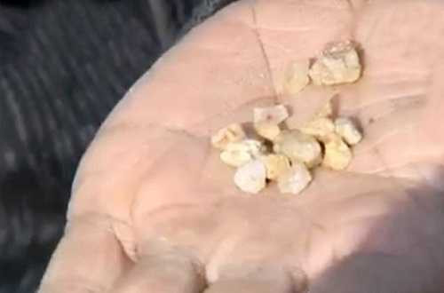 10 viên đá với đầy đủ kích cỡ được tìm thấy trong mắt cô Ding 10 viên đá với đầy đủ kích cỡ được tìm thấy trong mắt cô Ding