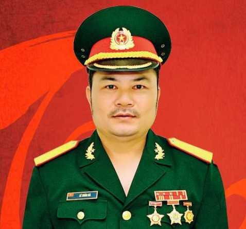 Bị can Lê Xuân Giang, từ Chuẩn úy xuất ngũ đã mạo danh thành Đại tá quân đội. Bị can Lê Xuân Giang, từ Chuẩn úy xuất ngũ đã mạo danh thành Đại tá quân đội.