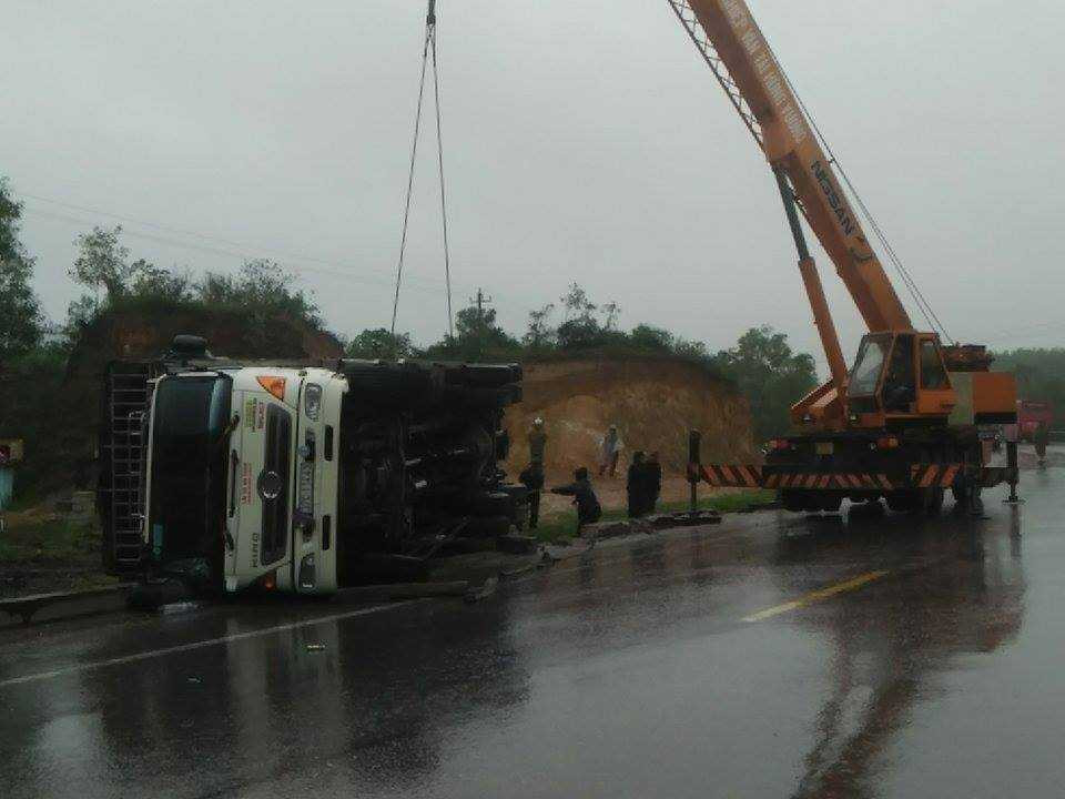 Chiếc xe tải bị lật ngửa bụng trên Quốc lộ 1A.