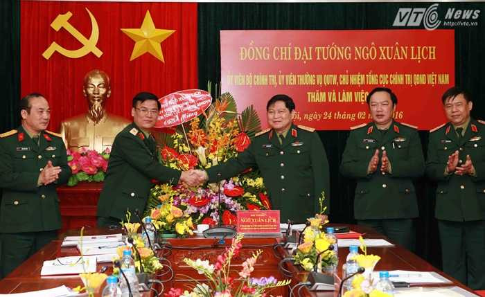 Đại tướng Ngô Xuân Lịch tặng hoa chúc mừng Cục Chính sách