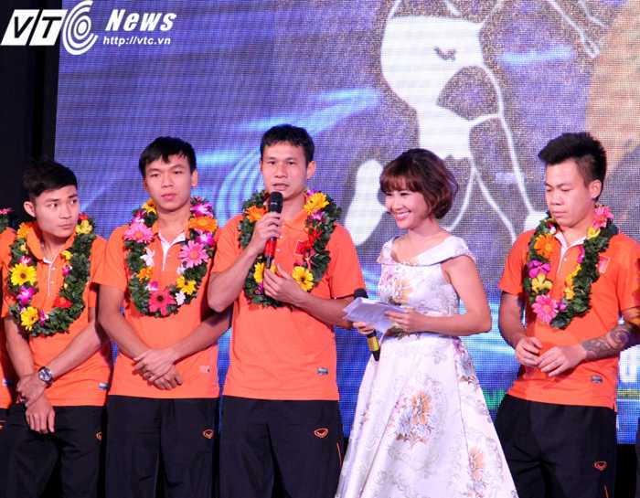 Đội trưởng ĐT futsal Việt Nam - Nguyễn Bảo Quân chia sẻ kỉ niệm cả đội đón giao thừa Tết Bính Thân 2016 bên những cốc trà và những giọt nước mắt (ảnh: Hoàng Tùng)