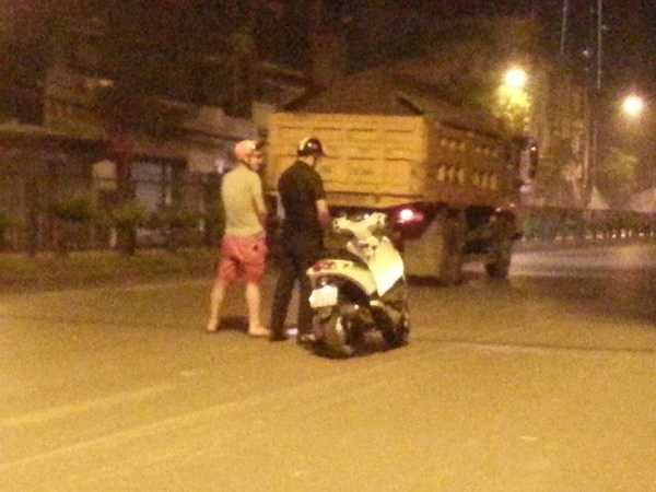 Không hề kém cạnh, 2 thanh niên này thản nhiên đứng giữa đường Cầu Giấy (Hà Nội) đi vệ sinh, mặc những người khác vẫn đi lại nườm nượp trên đường