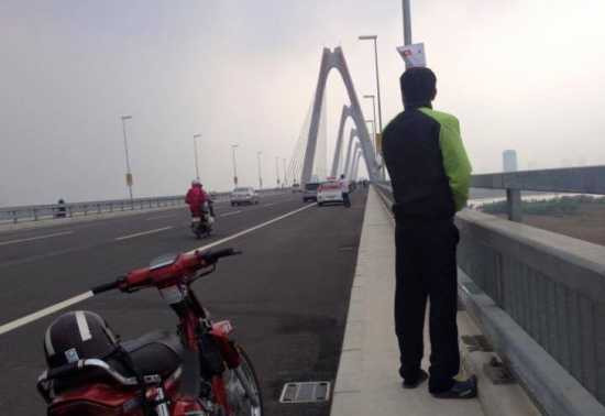 Người thanh niên này sau khi ngang nhiên đứng tè bậy trên cầu Nhật Tân còn tự hào đăng ảnh lên trang facebook cá nhân: Mình là người khai trương cầu Nhật Tân nhé. (Ảnh: Tin Tức)