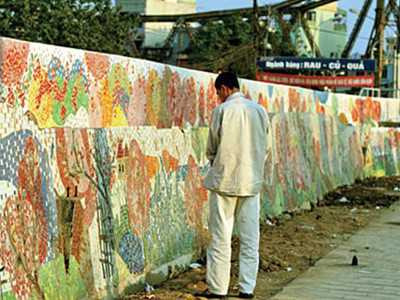 Con đường gốm sứ dù có là một công trình nghệ thuật cũng không thoát cảnh nhà vệ sinh lộ thiên như thế này (Ảnh: Phiêu Linh) 