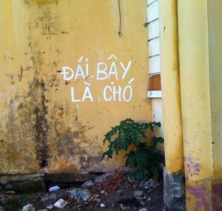 Người dân bức xúc nhưng không thể làm được gì, đành viết những lời cảnh báo như thế này 