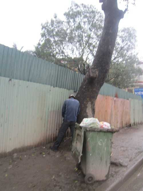 Hà Nội 'mất mặt' vì những quý ông 'tiện đâu bậy đó'