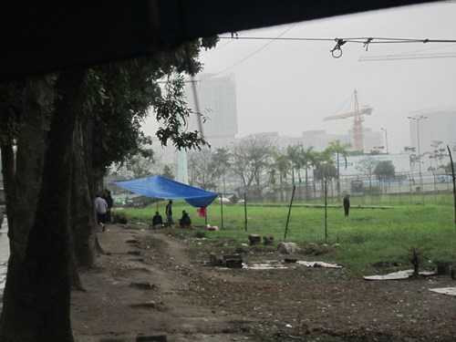 Hà Nội 'mất mặt' vì những quý ông 'tiện đâu bậy đó'