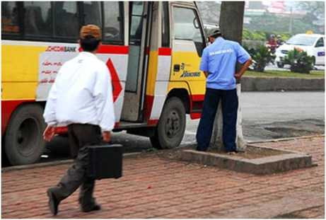 Hà Nội 'mất mặt' vì những quý ông 'tiện đâu bậy đó'