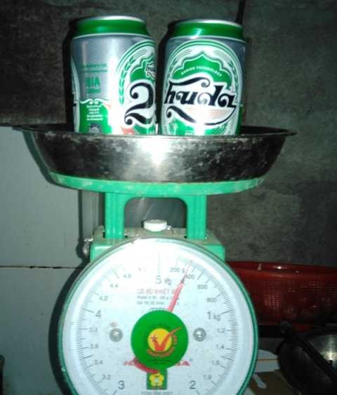 Hai lon bia Huda bị cho (dung tích 330 ml) bị chi là bị ăn bớt bia trong lon có trọng lượng chỉ hơn 300 gram.
