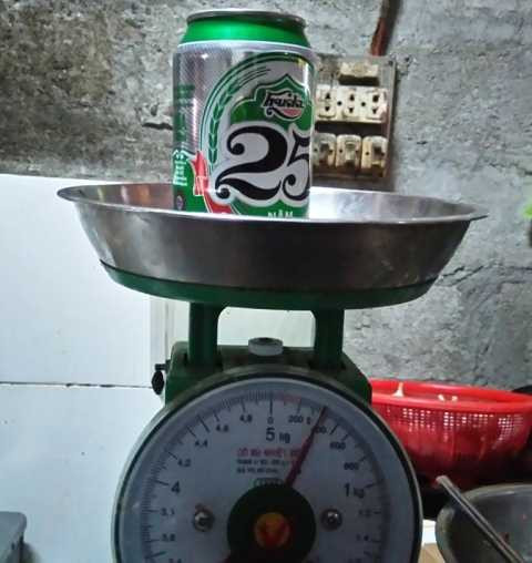 Trong khi đó một lon bia bình thường, cùng nhãn hiệu, chủng loại có trọng lượng gần 400 Gram.