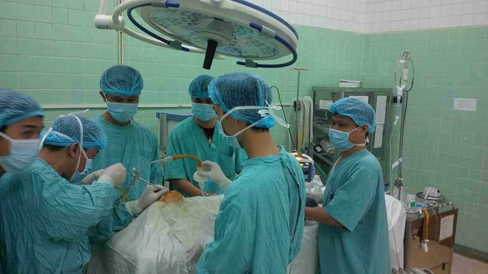 Các bác sĩ tiến hành mổ nội soi lấy dị vật khỏi phế quản bệnh nhi T. (Ảnh FB Công Doanh Lê).