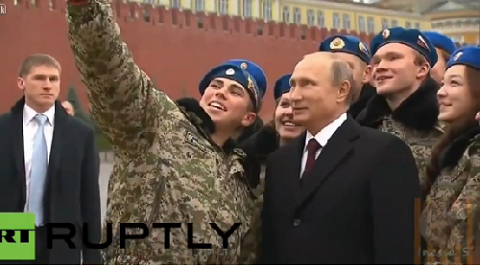 Một thanh niên đã ngỏ ý được chụp ảnh tự sướng cùng ông Putin 