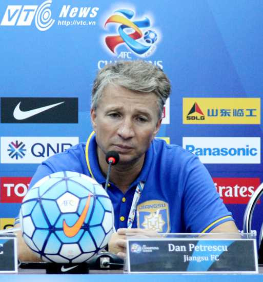 HLV Dan Petrescu buồn bã sau trận Jiangsu 1-1 B.Bình Dương (ảnh: H.T)