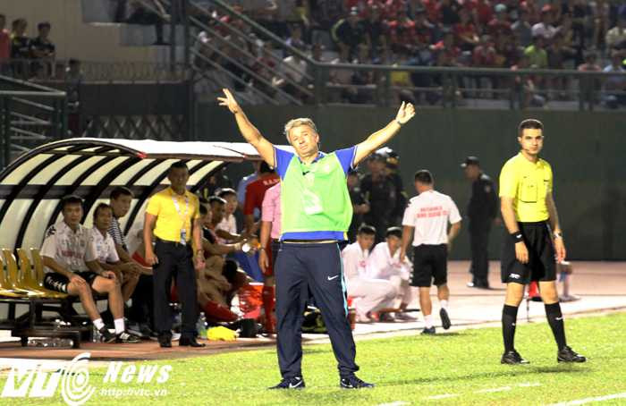 Những phút cuối trận, HLV Dan liên tục gào hét, quát tháo các học trò vì bỏ lỡ quá nhiều cơ hội (ảnh: H.T)